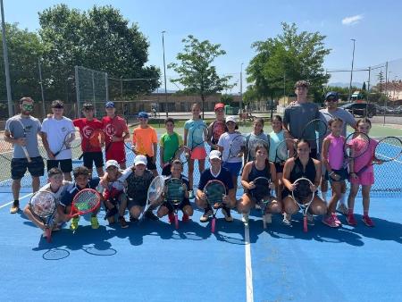 Imagen El programa de formación deportiva ‘Especialízate’ de la Diputación reúne a veinticuatro tenistas de proyección en las pistas de Espacio Tierra de La Lastrilla