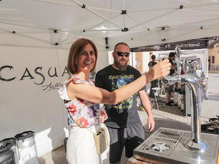 Imagen La propuesta ‘Amor a primera birra’, de la Diputación, arrasa en Prádena con una jornada de cerveza, sabor y folclore