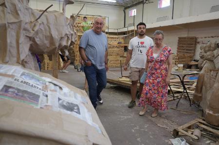 Imagen El presidente de la Diputación apoya el sesenta aniversario de las Carrozas de Fuentepelayo, desplazándose hasta La Panera para conocer los últimos preparativos del desfile del día 23