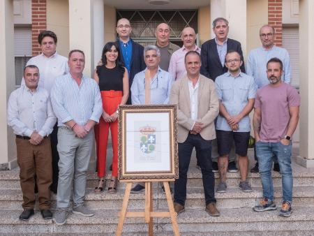 Imagen El presidente de la Diputación acompaña a los vecinos de Mata de Cuéllar en la presentación de la bandera y el escudo del municipio