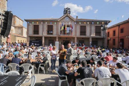 Imagen Las patatas con costillas protagonizan en Navalmanzano el cuarto evento Gastro Km0 de la Diputación con seis centenares de asistentes
