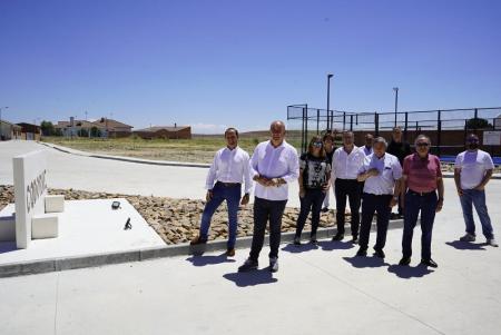 Imagen Varios alcaldes de la Campiña muestran a Miguel Ángel de Vicente cómo las infraestructuras urbanas y las garantías de ocio para sus...