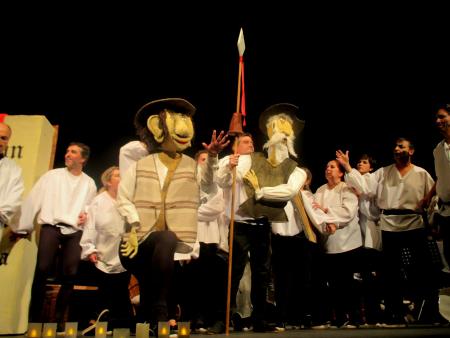 Imagen “Don Quijote y Sancho somos todos” y “Tres papás para Totó”  en la segunda semana del  V Certamen de Teatro Aficionado “Siete Llaves”...
